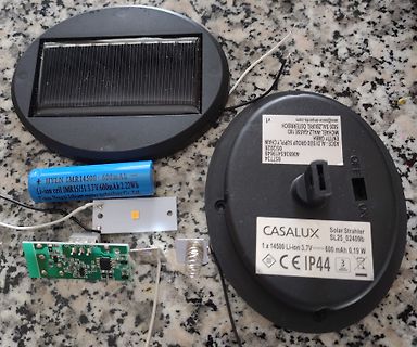 Zerlegte Solarleuchte mit Akku und Platine