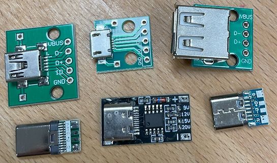 Verschiedene kleine USB-Leiterplatten und Bauteile