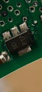 Makroaufnahme eines SMD-Bauteils auf Leiterplatte