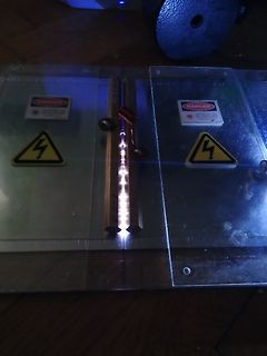 Experimenteller Aufbau mit Lichtbogen und Warnschildern