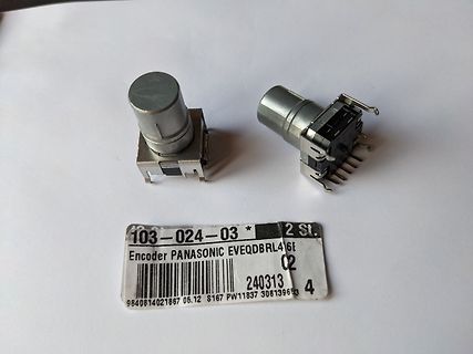 Zwei Panasonic Encoder und ein Etikett