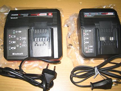 Zwei Einhell Power X Change Akku-Ladegeräte
