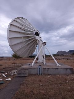 Große Satellitenschüssel im Freien