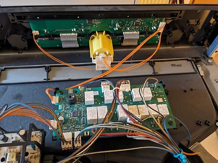 Innenansicht eines elektronischen Geräts mit Leiterplatten und Kabeln