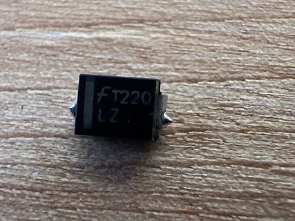 Elektronikbauteil mit der Aufschrift FT220 LZ