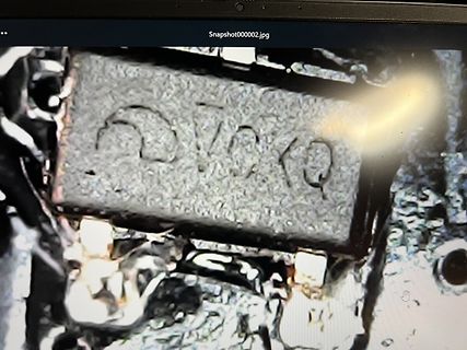 Foto eines beschrifteten Bauteils oder Markierung