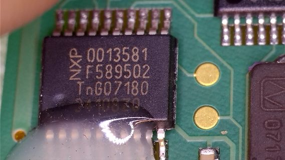 Nahaufnahme eines NXP integrierten Schaltkreises auf Leiterplatte