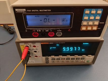 Zwei digitale Multimeter übereinander gestapelt