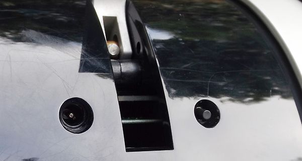 Nahaufnahme einer glänzenden Metalloberfläche mit Reflexionen