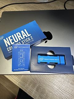 Intel Neural Compute Stick 2 Verpackung und Gerät