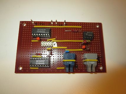 Selbstgelötete Lochrasterplatine mit elektronischen Bauteilen