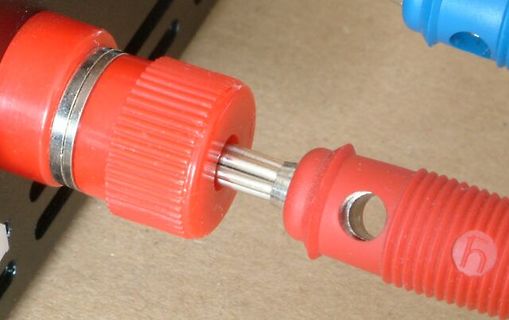 Nahaufnahme eines roten Steckers mit Metallstift
