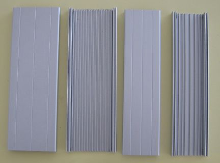 Vier silberne Aluminiumprofile