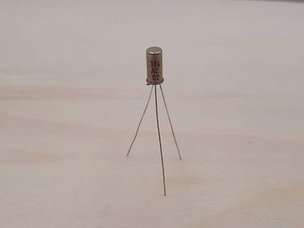 Elektronisches Bauteil auf Holzuntergrund