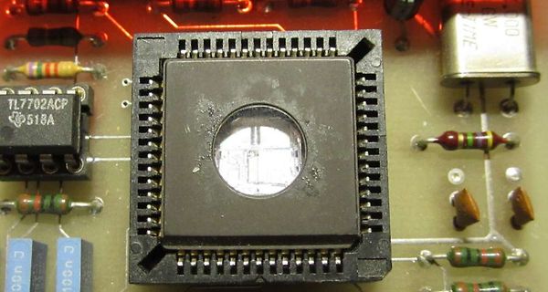 Nahaufnahme eines Mikrocontrollers auf einer Leiterplatte
