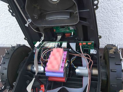Innenansicht eines Elektro-Fahrzeugs mit Akku und Elektronik