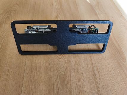 Elektronikkomponenten in einem schwarzen Halter auf Holztisch