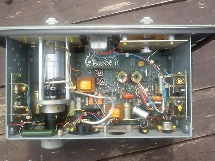 Innenansicht eines elektronischen Geräts mit Leiterplatte und Bauteilen