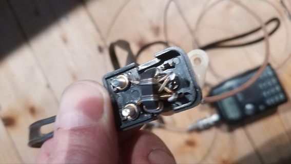 Elektrischer Schalter mit Kabeln