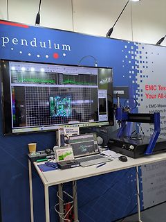 Messaufbau für EMC-Tests mit Monitor und Laptop