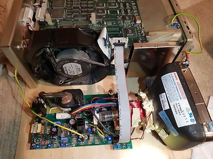 Offenes Elektronikgerät mit Platine, Lüfter und Netzteil