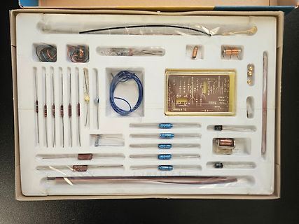 Elektronik-Bauteilset in einer Styroporverpackung