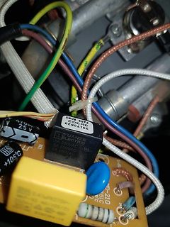 Innenansicht eines Netzteils mit Leiterplatte und Verkabelung