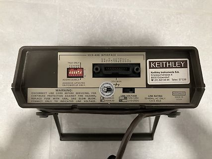 Rückseite eines Keithley Messgeräts