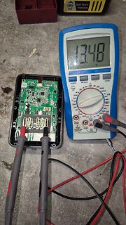 Multimeter misst Spannung an einer Leiterplatte