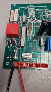 Foto einer bestückten Leiterplatte mit elektronischen Bauteilen