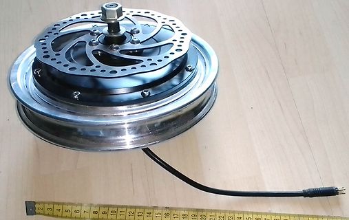 Bremsscheibe und Radnabe auf Holzuntergrund