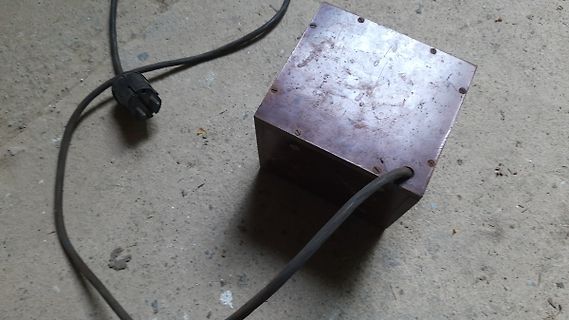 Metallgehäuse mit Netzkabel