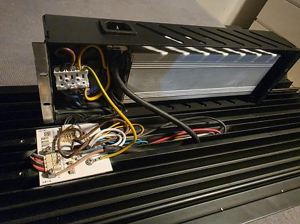 Innenansicht eines geöffneten elektronischen Geräts mit Verkabelung