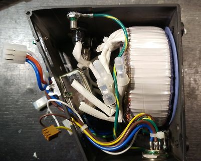 Innenansicht eines Netzteils mit Transformator und Verkabelung