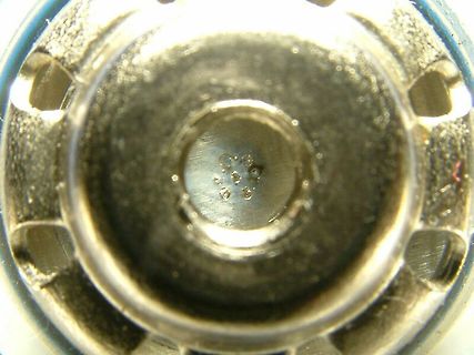 Makroaufnahme einer metallischen Oberfläche mit Vertiefung
