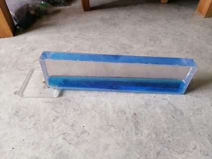 Blaues Acrylglas-Rechteck auf Boden