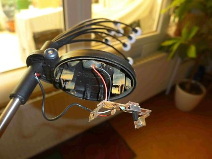 Geöffnetes Gehäuse mit losem Kabel und Platine
