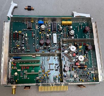 Innenansicht einer Leiterplatte in einem Metallgehäuse