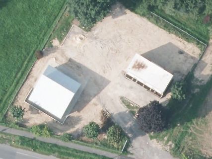 Luftaufnahme von Gebäuden und Grundstücken