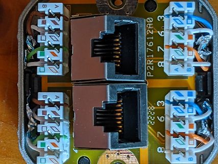 Nahaufnahme von RJ45-Buchsen auf einer Leiterplatte