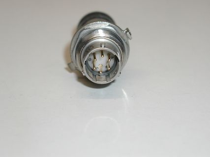 Metallischer Rundstecker mit Pins
