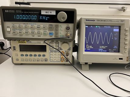 Oszilloskop und Funktionsgenerator auf Werkstatttisch