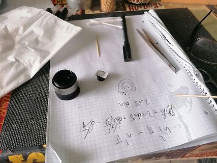 Notizen und Werkzeuge auf kariertem Papier