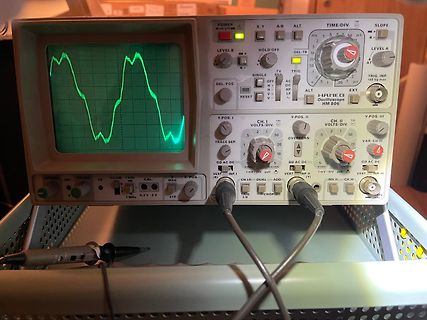 Analoges Oszilloskop mit Sinuswelle