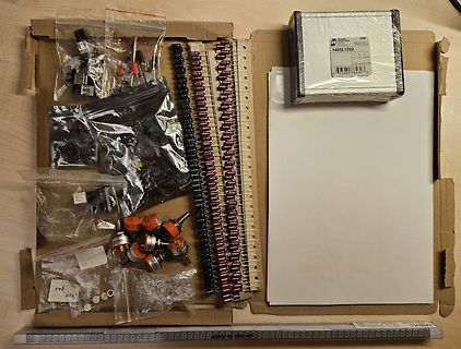 Elektronikbauteile und Zubehör in einem Karton
