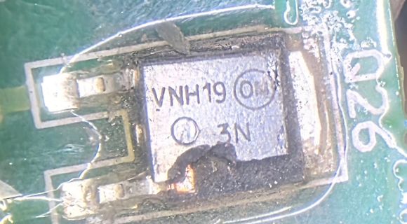 Nahaufnahme eines beschädigten elektronischen Bauteils auf Leiterplatte