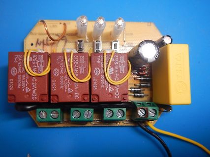 Elektronikplatine mit mehreren Relais und Schraubklemmen