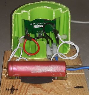 Bastelprojekt mit Mikrocontroller, Akku und grüner Kunststoffhülle
