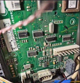 Nahaufnahme einer grünen Leiterplatte mit elektronischen Bauteilen