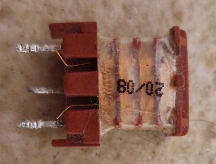 Elektronisches Bauteil mit Metallstiften